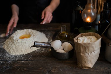 Hamur Hazırlık tarifi ekmek, pizza ve pasta ingridients yapma çalışma el, gıda düz mutfak masa arka plan üzerine koymak. Tereyağı, süt, Maya, un, yumurta, pasta veya pişirme.