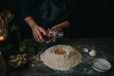 Adımları ingridients ile yemek pasta yapma. Malzemeyi karıştırma: un, yumurta, yağ. Serisi bakın. Adım tarifi ile adım. Kurs veya mutfak karmaşa yemek. Eller bisküvi ve pasta için hamur yapmak.
