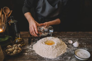 Hamur Hazırlık tarifi ekmek, pizza ve pasta ingridients yapma çalışma el, gıda düz mutfak masa arka plan üzerine koymak. Tereyağı, süt, Maya, un, yumurta, pasta veya pişirme.