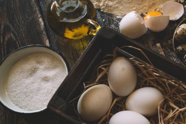 Yemek, yemek ve pişirme kavramı. Rustik mutfakta ekmek. Hamur tarifi Malzemeler yumurta, un, süt, yukarıdan karanlık vintage ahşap masa üzerine. Kırsal mutfak. Ev yapımı yiyecek.