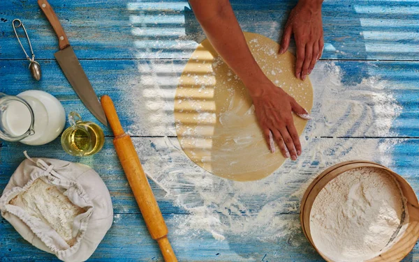 Menina Rolar Massa Para Cozinhar Partir Dele Que Recheios Torta — Fotografia de Stock