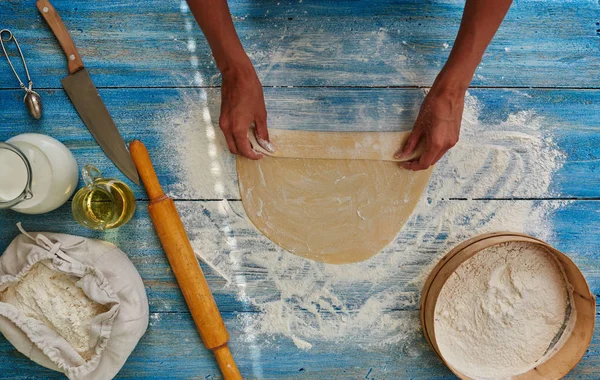 Ev hanımı rulo hamur dışarı ve onu hangi fırında pişmiş rulo yapar