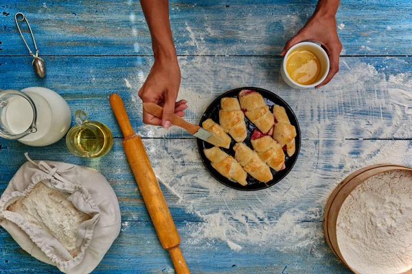 Huisvrouw Bereidt Ontbijt Dessert Voor Familie Zijn Tabel Klaar Kleine — Stockfoto