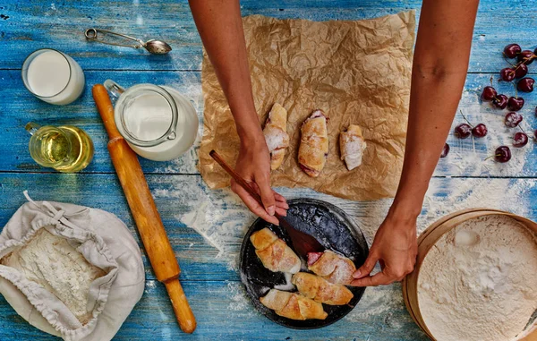 Chef Van Het Gebakje Zet Bagels Papier Uit Gietijzeren Kookgerei — Stockfoto