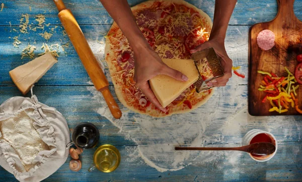 妇女手厨师意大利餐馆比萨 放置馅料 洒与乳酪 Pitsey 是被切碎的胡椒和蕃茄的板 — 图库照片