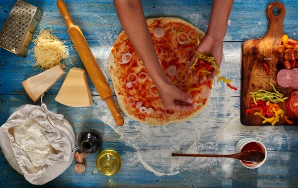 Dona Casa Preparando Uma Pizza Para Sua Família Organiza Todos — Fotografia de Stock