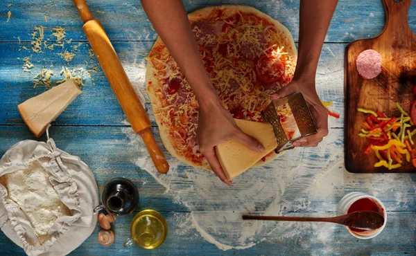 Mani Femminili Chef Ristorante Italiano Pizze Pone Ripieno Cospargere Formaggio — Foto Stock
