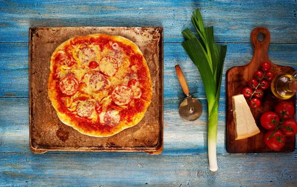 Deliciosa Pizza Italiana Mesa Cozinha — Fotografia de Stock
