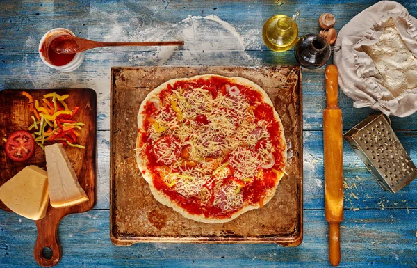 Deliciosa Pizza Italiana Mesa Cozinha — Fotografia de Stock