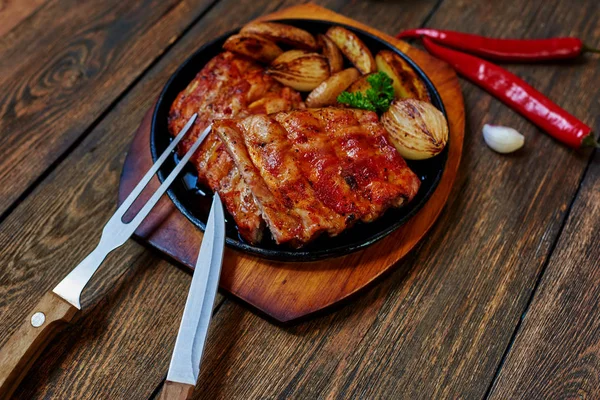 Dona Casa Cozinhar Para Jantar Costelas Cordeiro Com Legumes Encontra — Fotografia de Stock