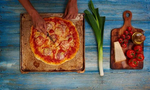 Women Hands Chef Italiano Restaurante Pizzas Coloca Recheio Polvilhe Com — Fotografia de Stock