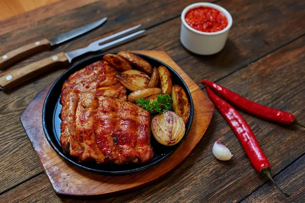 Cook Oven Fried Pork Ribs Vegetables Served Wooden Tray — Stock Photo, Image