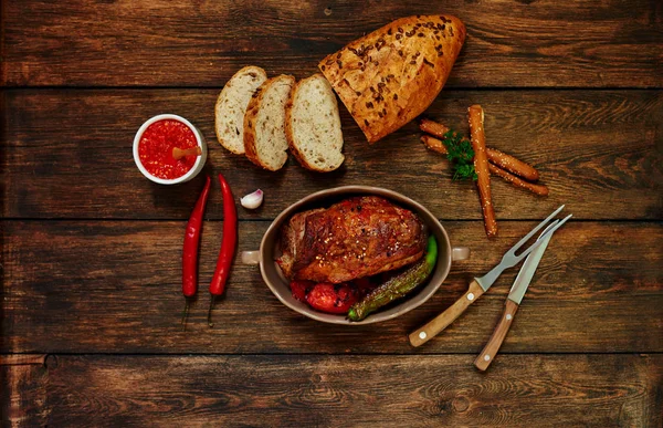 Vista Superior Uma Dona Casa Forno Carne Assada Com Legumes — Fotografia de Stock