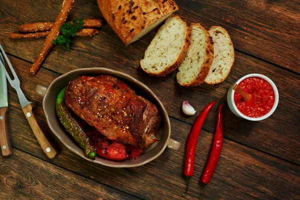 알려진된 스테이크 마늘을 오븐에 돼지고기 요리와 향신료 그릴에 구운된 야채를 — 스톡 사진