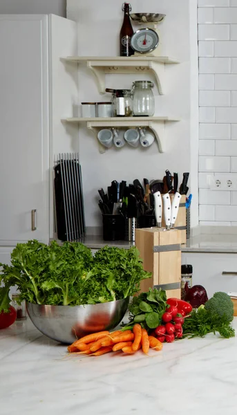 Taze sebze ve yeşillik salatası için masada, modaya uygun ve modern restoran mutfak vardır