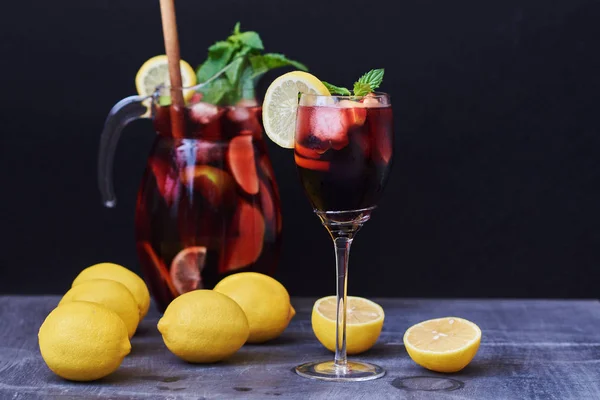 Sangria Met Fruit Ingrediënten Karaf Druipen Het Glas Zomer Sangria — Stockfoto