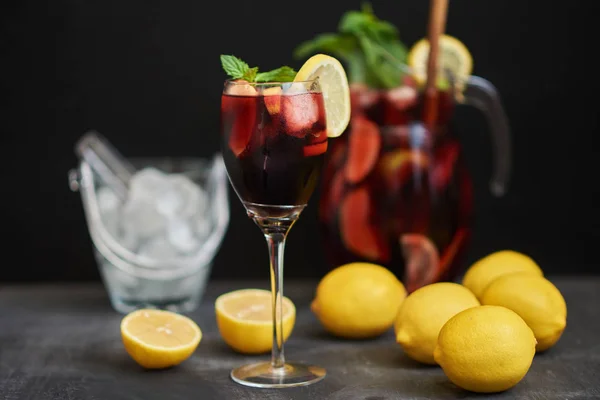 Rode Drinken Met Ijs Cocktail Met Aardbeien Sinaasappel Ijs Munt — Stockfoto
