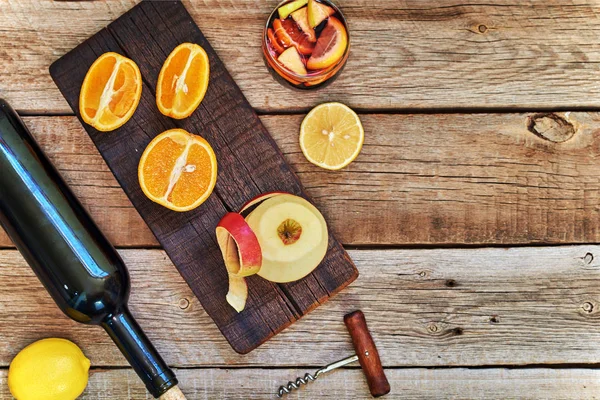 Flaska Sangria Åtföljas Ett Glas Och Ingredienser Rustika Träbord Rött — Stockfoto