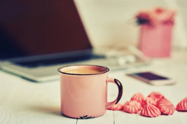 Weiblicher Arbeitsplatz Nahaufnahme Tasse Heiße Schokolade Arbeitsplatte Mit Laptop Und — Stockfoto