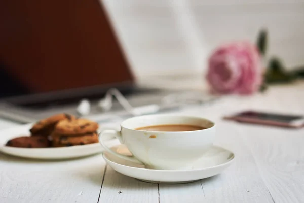 Heiße Tasse Frischen Kaffee Und Laptop Auf Dem Schreibtisch Gemütliches — Stockfoto