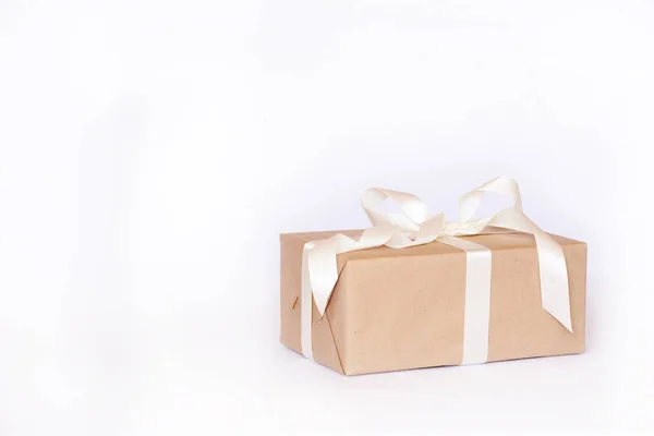 工艺纸手工礼品盒与闪亮的白色缎带在轻木乡村背景 情人节 生日或新年礼物带为任何节日概念 — 图库照片