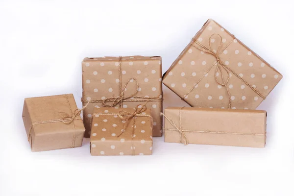 圣诞节 新年和庆祝概念 各种礼品盒包装在再生纸与缠绕在白色的背景 复古风格 节日包装 设计背景 — 图库照片