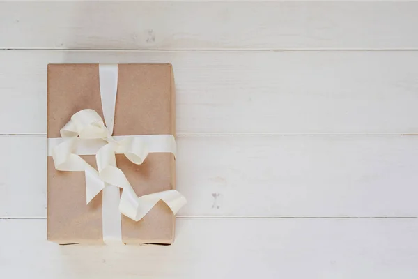 Craft Paper Handmade Gift Box Shiny White Satin Ribbon Light — Stock Photo, Image