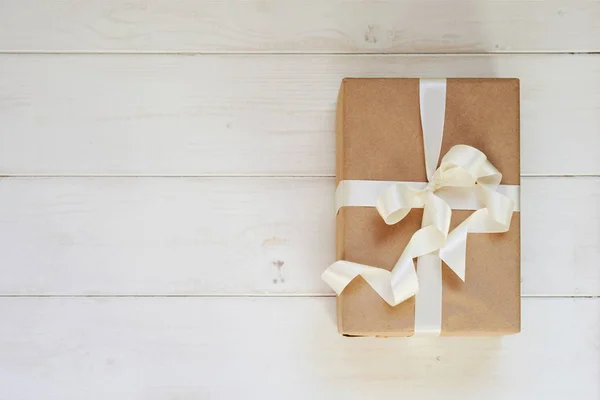 Craft Paper Handmade Gift Box Shiny White Satin Ribbon Light — Stock Photo, Image