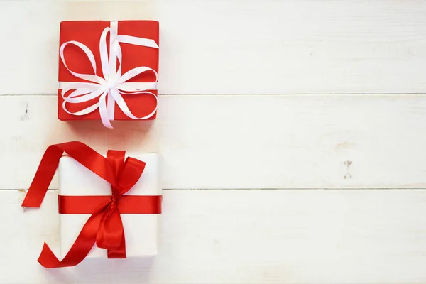 节日背景与白色和红色的礼品盒与缎带在柔和的复古背景 模拟礼品盒和装饰丝带和弓 顶部查看照片模拟 — 图库照片