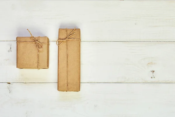 Caja Regalo Vintage Sobre Fondo Rústico Madera Envuelto Papel Artesanal —  Fotos de Stock