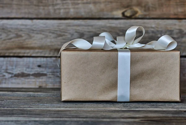 手工礼品盒包装工艺纸与白色缎带在灰色的木质乡村背景 情人节 生日或新年礼物带为任何节日概念 — 图库照片