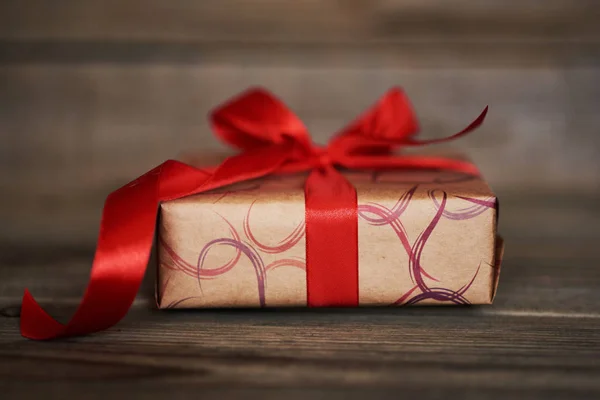 Подарункова Коробка Обгорнута Переробленим Екологічним Папером Червоною Атласною Стрічкою Сірому — стокове фото