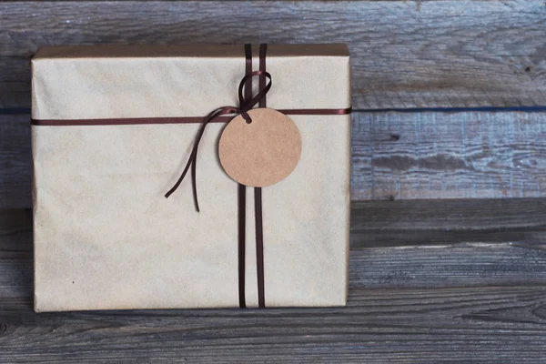 圣诞节 新年和庆祝概念 礼品盒包装在再生纸与棕色缎带和标签的白色背景 复古风格 节日包装 — 图库照片