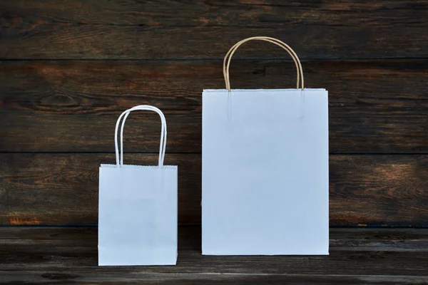 Mock Von Weißer Bastelpapierverpackung Mit Griffen Leere Einkaufstasche Mit Fläche — Stockfoto