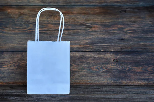 Mock Von Weißer Bastelpapierverpackung Mit Griffen Leere Einkaufstasche Mit Fläche — Stockfoto