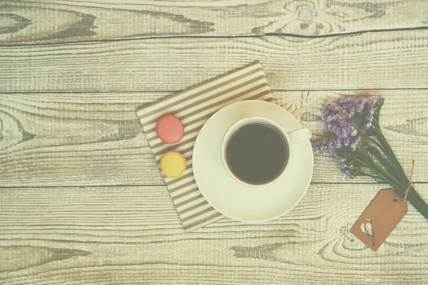 Tasse Kaffee Makronen Und Blumen Getöntes Foto Ansicht Von Oben — Stockfoto