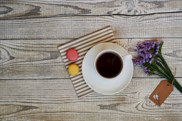Kaffeepause Mit Makronen Auf Holztisch — Stockfoto