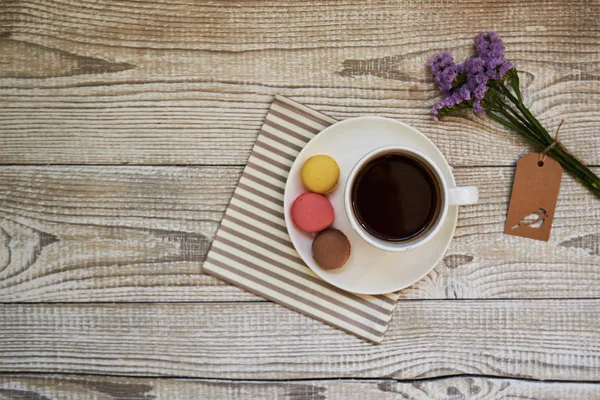 Flores Macarrones Con Taza Café Sobre Mesa Madera Blanca Con — Foto de Stock