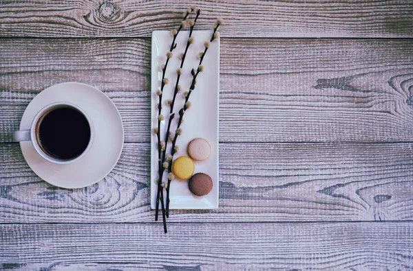 Macarons Eski Ahşap Arka Plan Üzerinde Çiçekli Kahve Kupası — Stok fotoğraf