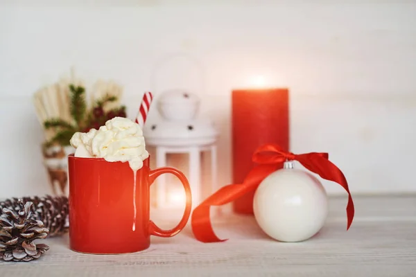 Christmas Drink Kopp Varm Choklad Marshmallow Kanelstänger Och Fir Kottar — Stockfoto