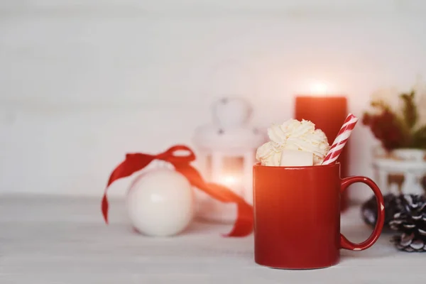 Bebida Natal Caneca Café Quente Com Marshmallow Cana Açúcar Vermelho — Fotografia de Stock