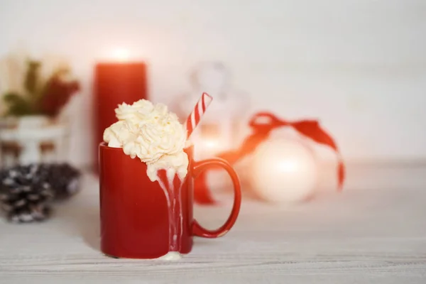 Bebida Natal Caneca Café Quente Com Marshmallow Cana Açúcar Vermelho — Fotografia de Stock
