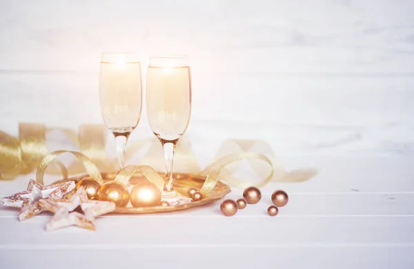 Weihnachtsurlaub Hintergrund Feierthema Zwei Gläser Champagner Mit Goldband Und Weihnachtsdekor — Stockfoto