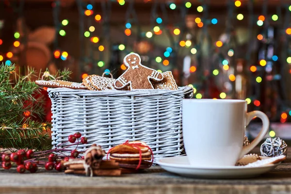 Foto Vackra Jul Ljus Festlig Vit Kaffekopp Trä Bordet Bokeh — Stockfoto