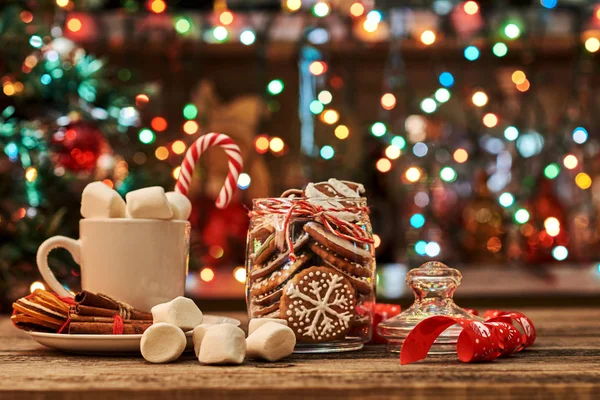 Julkort Sammansättning Med Marshmallows Pepparkaka Kanel Kakao Julgran Mörk Trä — Stockfoto