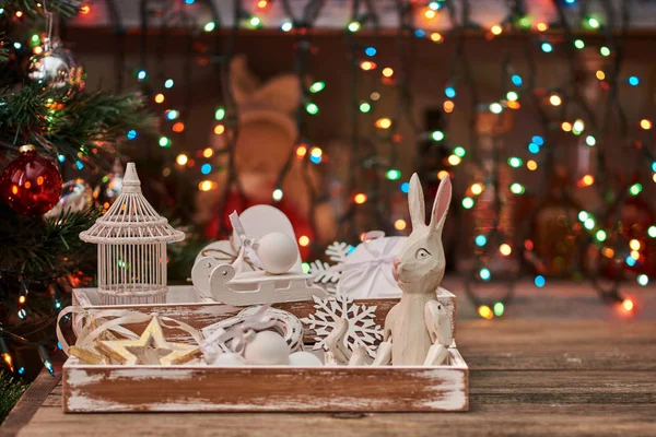 クリスマスのお祭りの背景 ヴィンテージのクリスマスの装飾のホワイト ボックスで安物の宝石 — ストック写真