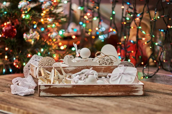 クリスマス装飾や背景のボケ味の古い木製のテーブルのクリスマス飾り — ストック写真