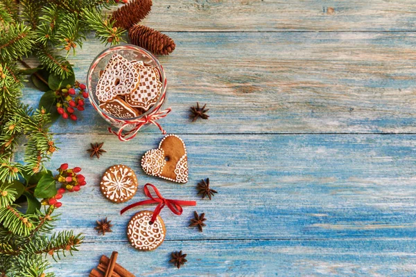 Decorações Natal Frasco Vidro Com Biscoitos Gengibre Ramo Abeto — Fotografia de Stock