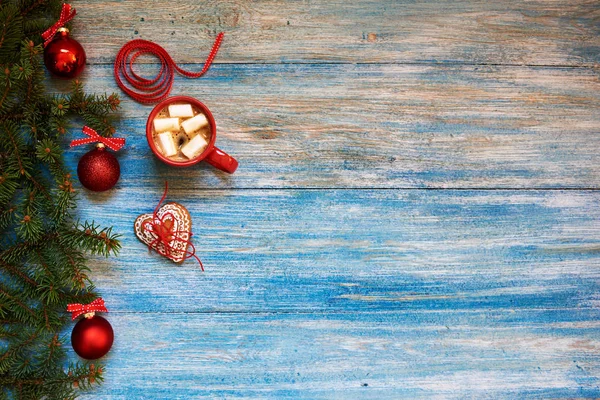 Grande Xícara Vermelha Chocolate Quente Com Marshmallows Biscoitos Gengibre Decoração — Fotografia de Stock