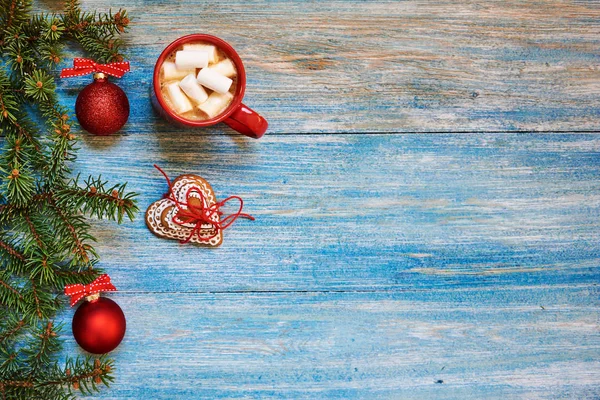 Fundo Natal Chocolate Quente Uma Caneca Vermelha Marshmallows Gengibre Ramos — Fotografia de Stock